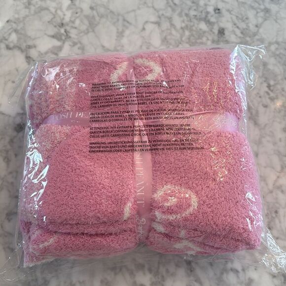 NWT POSH PEANUT BARBIE LOVE LUXE CUDDLE PATOO- JACQUARD BLANKET - Picture 4 of 4